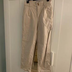Everlane pleated chinos in size 2 sand color